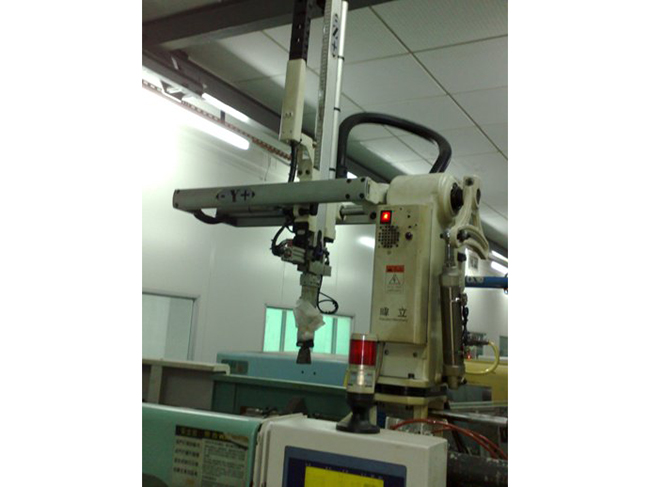 Injection robot arm